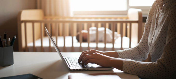 Réorientation professionnelle après bébé : secteurs qui recrutent en 2024