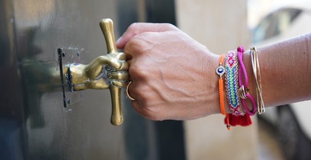 Le bracelet cordon : le bijou léger qui va avec tout, même le quotidien des mamans